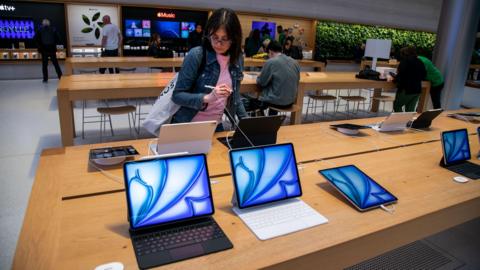  Customer looks at an Apple Pencil Pro.