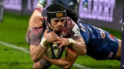 Thaakir Abrahams touches down for Munster's first try against Stade Francais