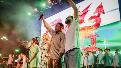 Lloyd a Dom ar y llwyfan yn ystod perfformiad Parti 20 Tafwyl