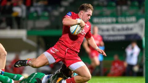 Macs Page of Scarlets runs in to score a try