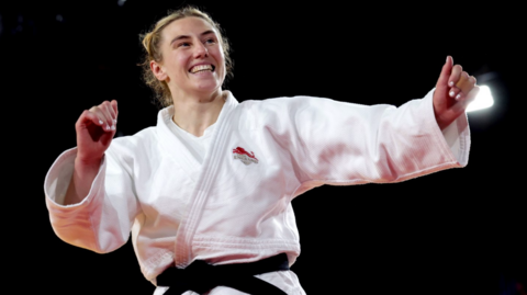 Emma Reid celebrates winning Commonwealth gold