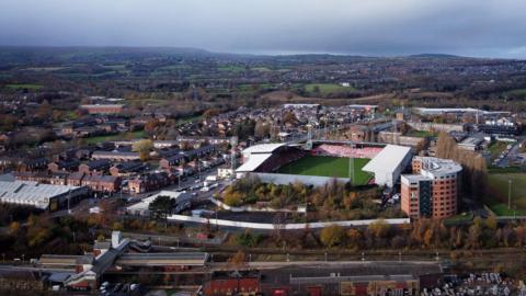 Llun o'r awyr o ran o ddinas Wrecsam gan gynnwys y Cae Ras, sef cae pêl-droed clwb Wrecsam