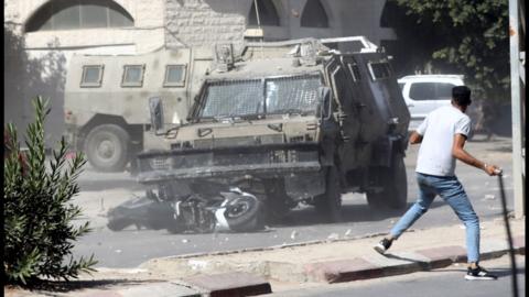 Palestinians clash with Israeli troops after an Israeli raid in the West Bank city of Jenin (28 September 2022)