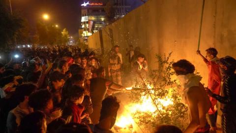 Iraqi protesters start a fire outside the Iranian consulate in the holy city of Karbala (3 November 2019)