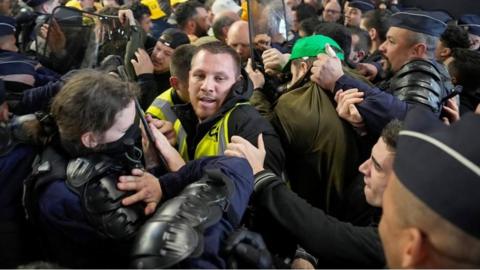 Farmers scuffle with police in Paris