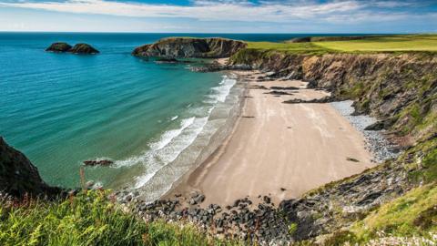 Traeth yn sir benfro