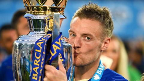 Jamie Vardy kisses the Premier League trophy in 2016