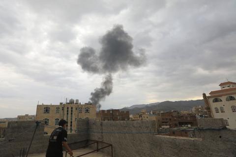 إسرائيل تقصف مواقع للحوثيين في اليمن بعد يوم من استهداف قادة حماس في قطر - BBC News عربي