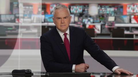 Huw Edwards working for the ý