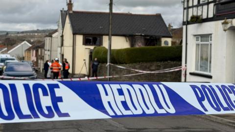 Y tŷ ar Heol Fawr wedi'i ddifrodi.