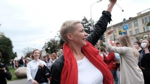 Belarus opposition figure Maria Kolesnikova waves during a demonstration against police brutality, 29 August 2020