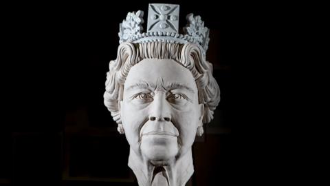 Design for statue of the Queen for York Minster