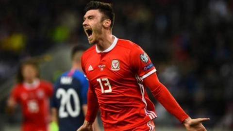 Kieffer Moore yn dathlu sgorio ei gôl ryngwladol gyntaf