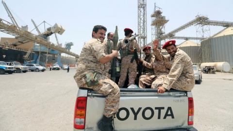 Houthi rebels leave Hudayah port on the back of trucks