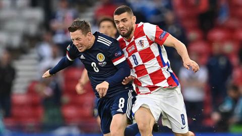 Mateo Kovacic battles for the ball