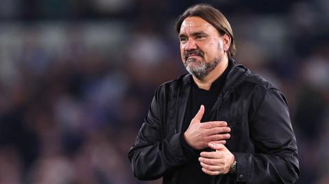 Daniel Farke pats his chest after match
