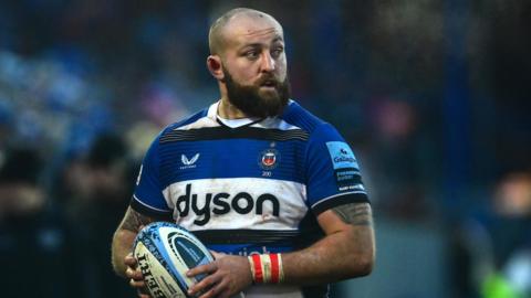 Tom Dunn holding the ball during a game for Bath