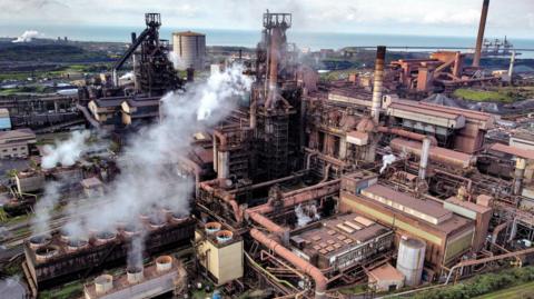 Llun o'r awyr yn dangos ffwrneisi gweithfeydd dur Port Talbot