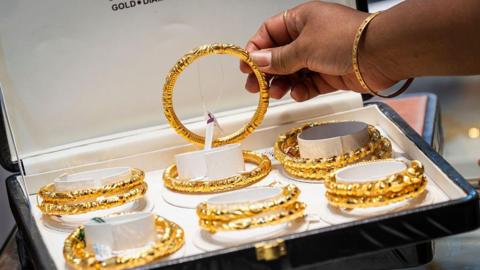 इतिहास में पहली बार सोना इतना महंगा, जानिए रेट