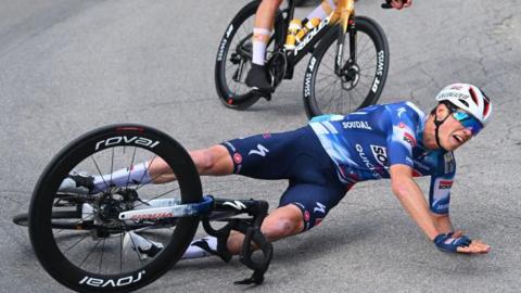 Paul Magnier crashes during the Tirreno-Adriatico race in Italy