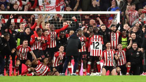 Sunderland players and coaching staff pose for a picture at the end of their win over Newcastle