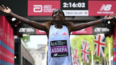 Tigst Assefa celebrates her victory at the 2025 London Marathon