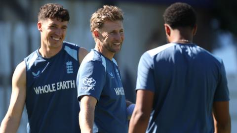 Joe Root talks to Matthew Fisher and Emilio Gay