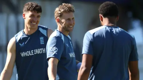 Joe Root talks to Matthew Fisher and Emilio Gay