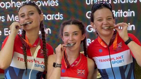 Hawys (dde) gyda'i medal aur yng Ngemau Trawsblaniad y Byd