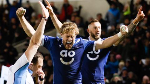 Sale celebrate a try against Leicester Tigers