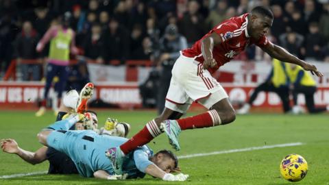 Nottingham Forest's Taiwo Awoniyi (right) passes Newcastle United goalkeeper Martin Dubravka