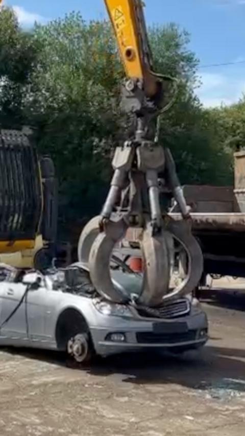 A Wiltshire Council's crushing is smashing a silver car