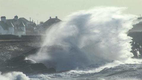 Tonnau ym Mae Trearddur