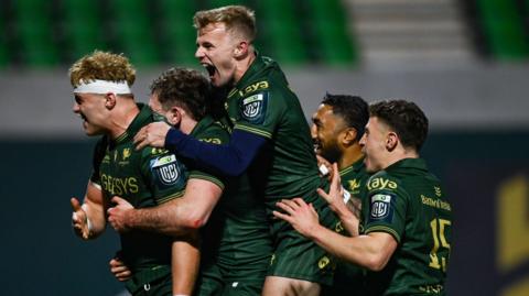 Connacht celebrating Hugh Gavin's try