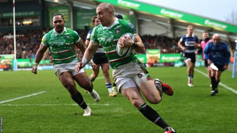 Mike Brown runs over to score Leicester's second try