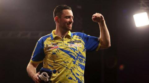 Luke Humphries celebrating