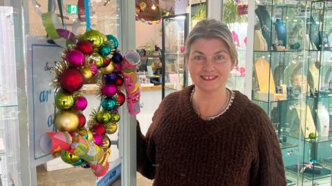 Mae croeso personol i gwsmeriaid Siop Iard yng Nghaernarfon