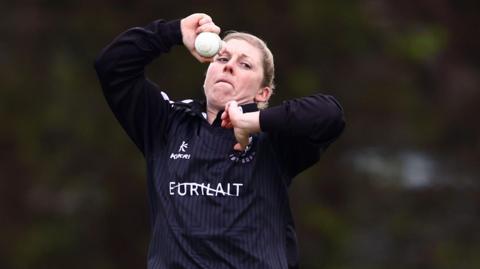 Heather Knight bowling for Somerset