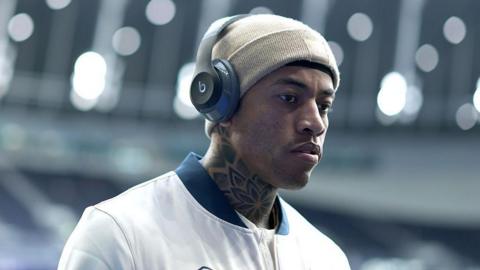 Igor Julio wearing headphones before a match