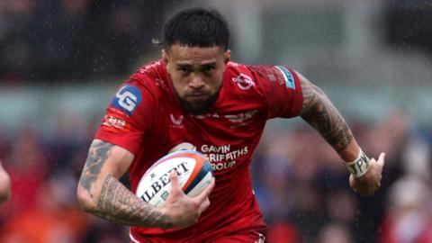 Vaea Fifita carries the ball during a Scarlets game