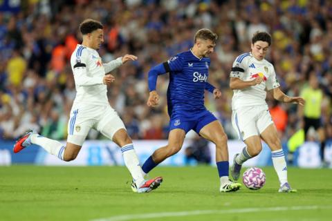 Kiernan Dewsbury-Hall of Everton runs with the ball while under pressure from Ethan Ampadu (L) and Daniel James