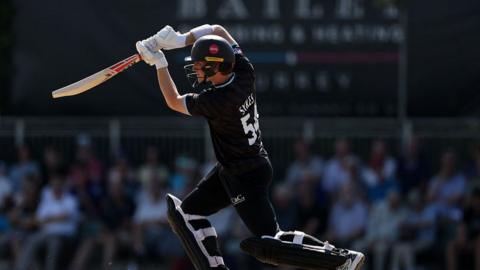 Ollie Sykes of Surrey bats