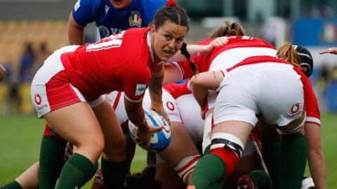 Ffion Lewis distributing the ball from the scrum 