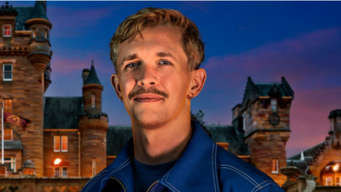 Dealbh oifigeil de Stephen Libby, le caisteal Gàidhealach air a chùlaibh, bhon phrògam The Traitors