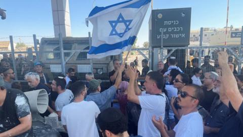 Right-wing protesters break into the Sde Teiman detention facility after Israeli military police questioned reserve soldiers over the alleged abuse of a Palestinian detainee (29 July 2024)