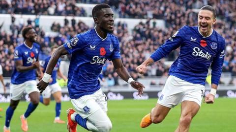 Idrissa Gueye celebrates his goal