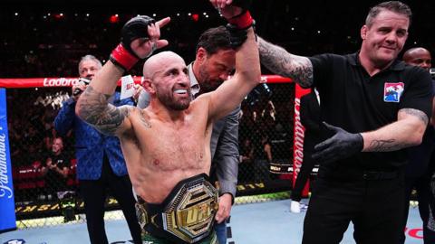 Alexander Volkanovski celebrates beating Diego Lopes