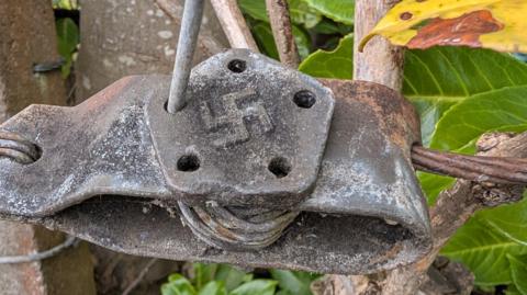 Swastika air feansa ann an Inbhir Pheofharain