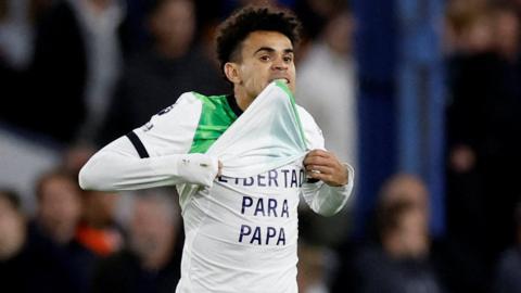 Luis Díaz lifts his shirt to reveal the words in Spanish "freedom for papa" after scoring against Luton in England's Premier League. Photo: 5 November 2023