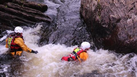 Môn Sar training in water